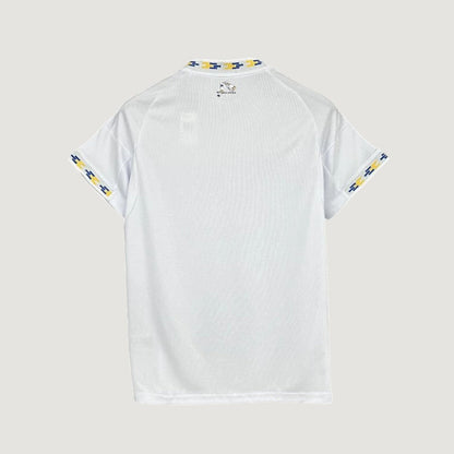 Leeds United – Maillot Domicile 25/26 – Blanc & Bleu